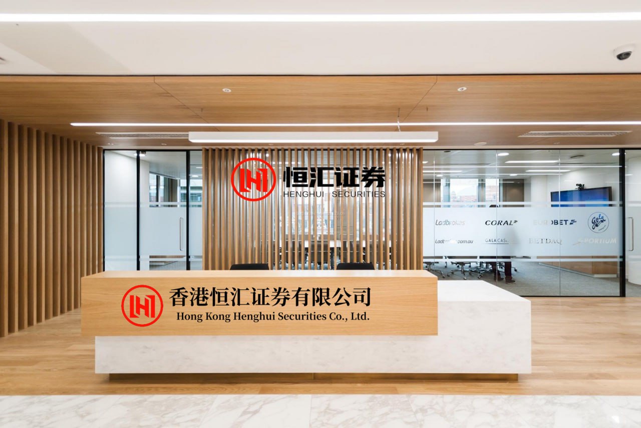维嘉资本 许多人非要拿旧世界对抗新世界因为旧世界里有他们的位置。身份、技能、安全感、社会角色，这些都是在旧规则下建立的。新世界不是"更好地带"，而是"整个棋盘被掀了"。你让一个中世纪行会师傅突然面对工厂流水线，他本能的反应不是"新技术真棒"，而是"我这几十年算什么&